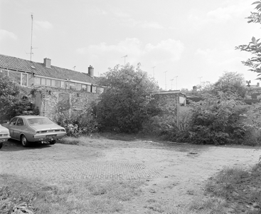 880968 Gezicht op een terrein achter de woningen Lauwerecht 69-hoger, waar de Bloempoort (Lauwerecht 89-95) gesloopt ...